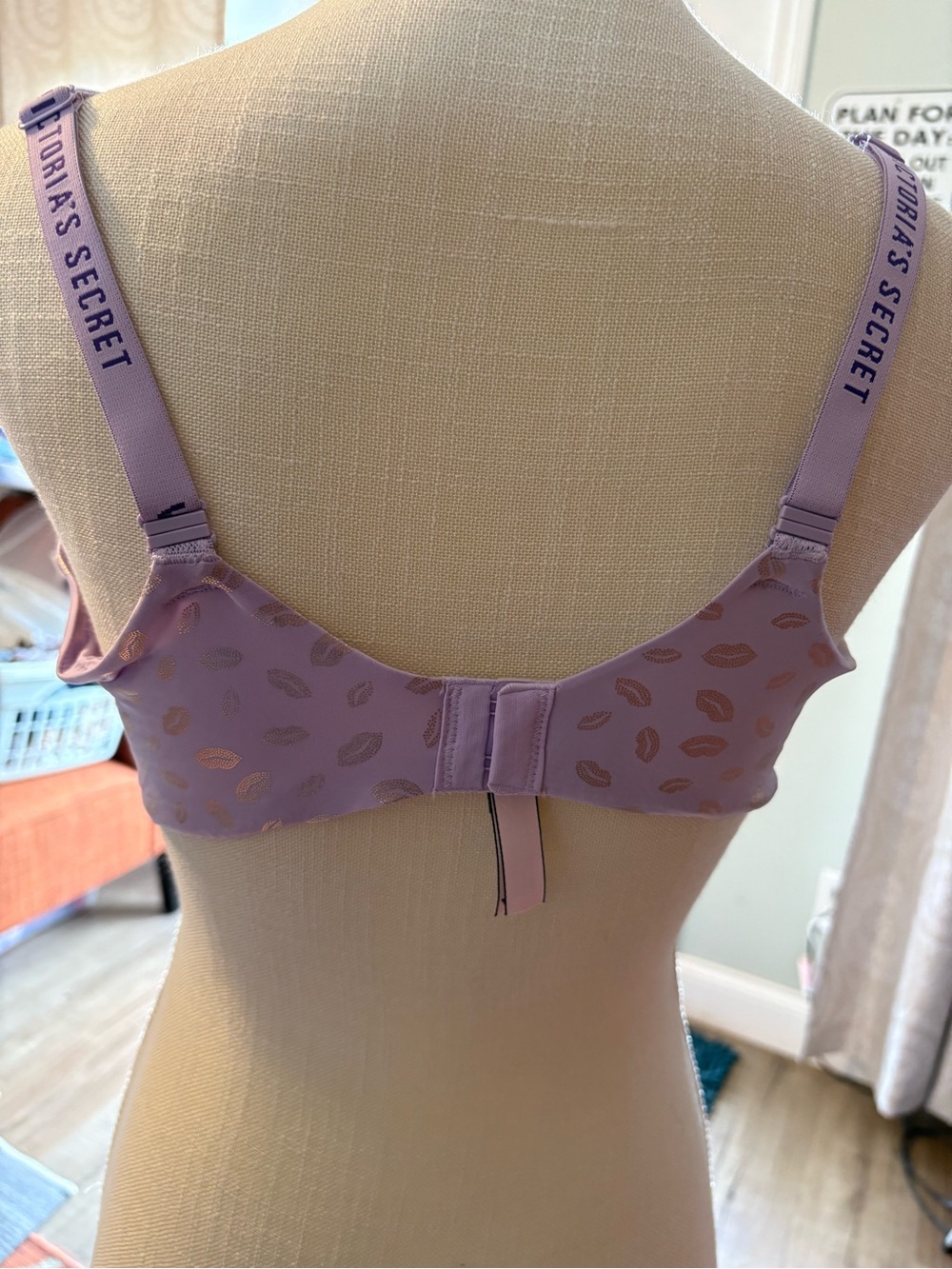 6 Victoria's Secret Bras size 40 D.  3 beige, 1 animal print,1 Ivory, 1 Lavender - Picture 14 of 16
